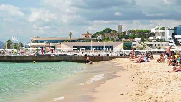 Cannes Francia Agosto 2021 Vista Playa Con Gente Descansando Calle — Vídeos de Stock
