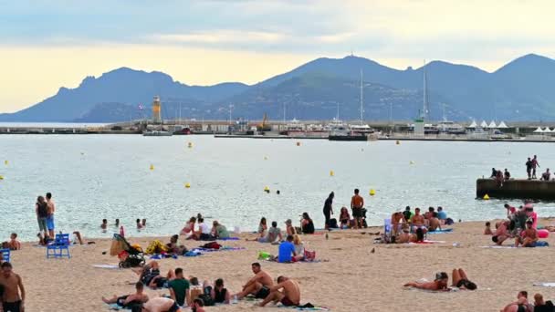 Cannes França Agosto 2021 Vista Praia Com Pessoas Repouso Porto — Vídeo de Stock
