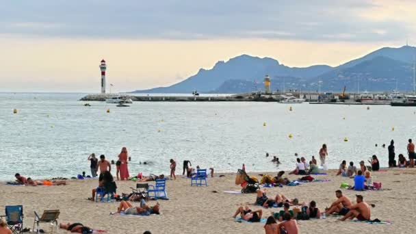 フランス Cannes フランス 2021年8月28日 休息中の人々とビーチの景色 係留ヨットとポート 着陸ヘリコプター — ストック動画