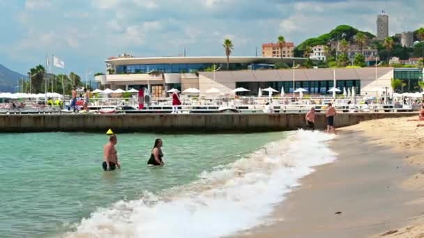 Kannes Francja Sierpnia 2021 Widok Plażę Ludźmi Odpoczywającymi Nabrzeże Restauracje — Wideo stockowe