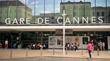 CannES, FRANCE - 28 AĞUSTOS 2021: insanlarla dolu Cannes tren istasyonu girişi. Yavaş çekim