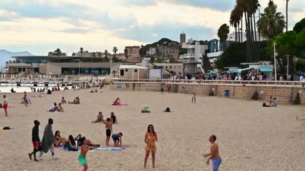 Каннес Франция Августа 2021 Года Вид Пляж Отдыхающими Людьми Набережная — стоковое видео