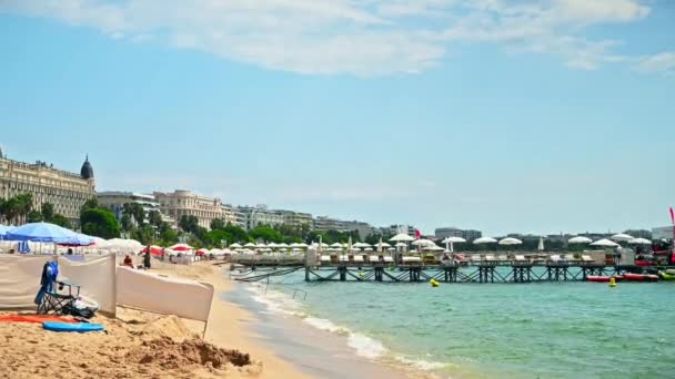 Каннес Франция Августа 2021 Года Вид Пляж Отдыхающими Пирсы Парусами — стоковое видео