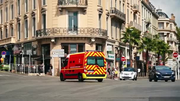 Cannes フランス 2021年8月28日 街の街並み 救急車を移動する通り古い建物 スローモーション — ストック動画