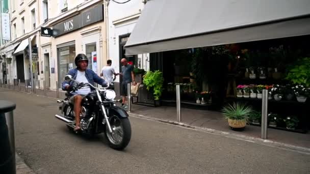 Каннес Франция Августа 2021 Года Улица Человеком Движущимся Велосипеде Людьми — стоковое видео