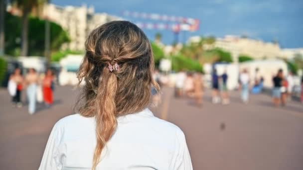 Vista Trasera Una Mujer Caminando Caminando Personas Una Calle Terraplén — Vídeos de Stock