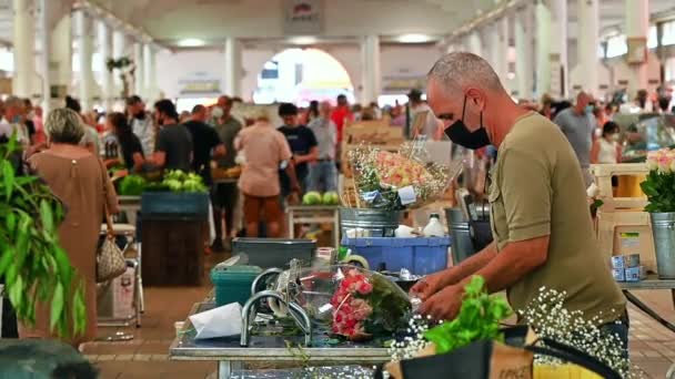 Cannes フランス 2021年8月28日 複数の人々がいるForville Market 男は花を包んでいます スローモーション — ストック動画