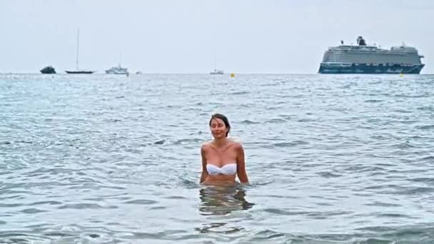 法国戛纳地中海的女人 背景是船和游艇 慢动作 — 图库视频影像