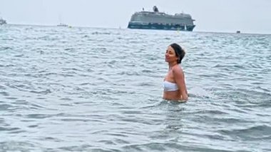 Cannes, Fransa 'da Akdeniz' de oynaşan bir kadın. Yavaş çekim