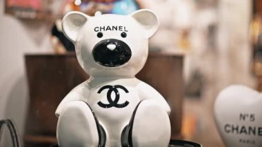 CANNES, FRANCE - 29 AĞUSTOS 2021 Chanel beyaz ayı hatırası