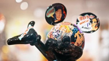 CANNES, FRANCE - 29 Ağustos 2021: Gece Büyük Mickey Mouse heykeli, aydınlatma