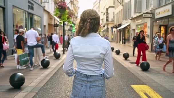 Cannes França Agosto 2021 Visão Traseira Uma Mulher Ambulante Caminhando — Vídeo de Stock