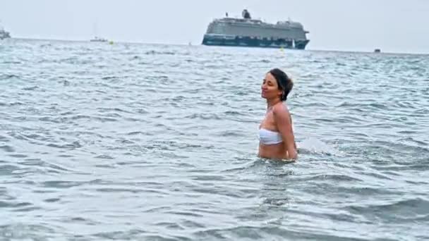 Γυναίκα Κυματίζει Στη Μεσόγειο Θάλασσα Στις Κάννες Πλοίο Στο Βάθος — Αρχείο Βίντεο