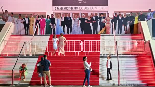 法国戛纳 2021年8月29日 人们在路易斯 卢米雷大礼堂入口处的红地毯上拍照 背景上的电影明星形象 — 图库视频影像