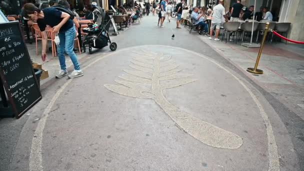 Cannes França Agosto 2021 Palm Sign Ground Pedestrian Street Resting — Vídeo de Stock