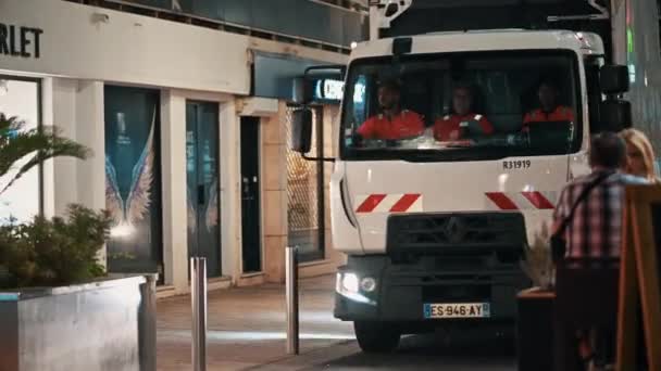 Cannes França Agosto 2021 Três Trabalhadores Uniforme Montando Caminhão Noite — Vídeo de Stock