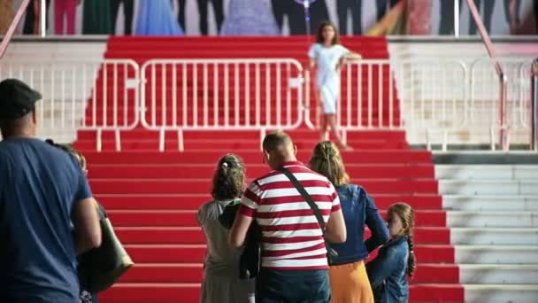 Cannes Francie Srpna 2021 Lidé Fotografují Červeném Koberci Schodech Vchodu — Stock video