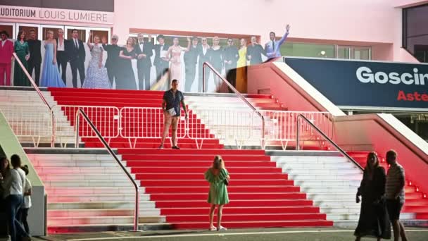 法国戛纳 2021年8月29日 人们在路易斯 卢米雷大礼堂入口处的红地毯上拍照 背景上的电影明星形象 — 图库视频影像