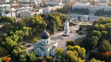 Chisinau 'nun gün batımında hava aracı görüntüsü. Central Park manzarası, Katedral, çan kulesi, bir sürü yeşillik, yürüyen insanlar. Moldova