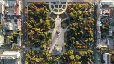 Chisinau 'nun gün batımında hava aracı görüntüsü. Central Park 'ın dikey görüntüsü, Katedral, çan kulesi, Zafer Kemeri, Hükümet Binası. Moldova 'da. Dikey görünüm