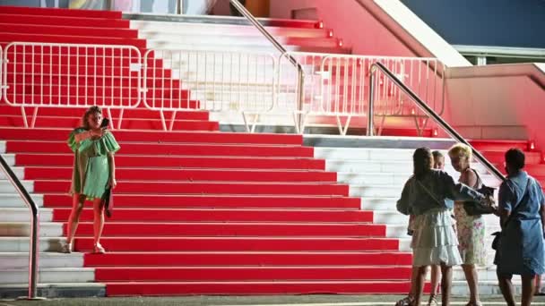 캐나다 프랑스 2021 그랜드 루미에 입구에 계단에서 사람들 레드카 보이는 — 비디오