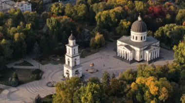 Chisinau şehir merkezindeki hava aracı görüntüsü. Central Park manzarası, Katedral, çan kulesi, bir sürü yeşillik, yürüyen insanlar. Moldova