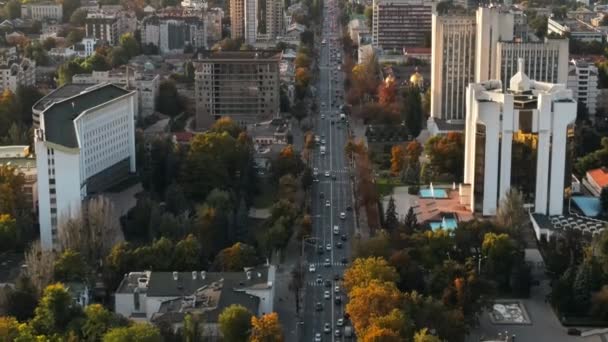 Luchtdrone Zicht Chisinau Centrum Bij Zonsondergang Panorama Uitzicht Meerdere Gebouwen — Stockvideo