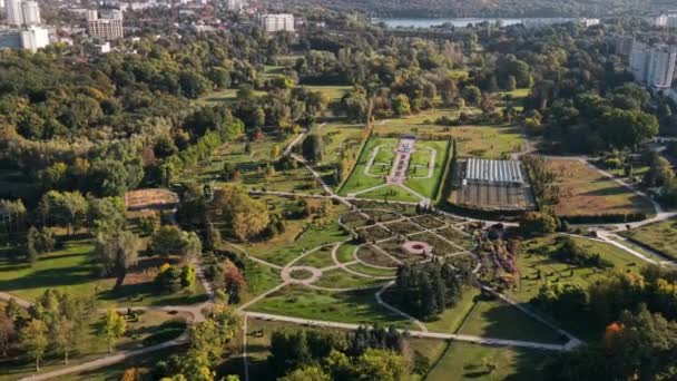 Chisinau Nun Günbatımında Hava Aracı Görüntüsü Yeşillik Ağaçlar Göl Manzaralı — Stok video