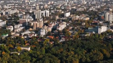Chisinau 'nun gün batımında hava aracı görüntüsü. Birden fazla binanın manzarası, yemyeşil ağaçlı yollar. Moldova