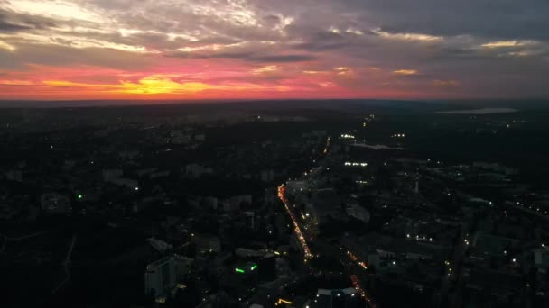 Luchtfoto Drone Uitzicht Chisinau Centrum Bij Zonsondergang Wegen Met Bewegende — Stockvideo