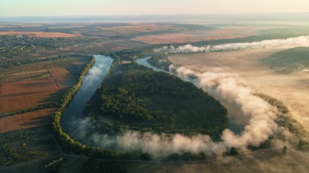 日没のモルドバの自然の空中ドローンビュー 川とその上の緑豊かな霧 — ストック動画