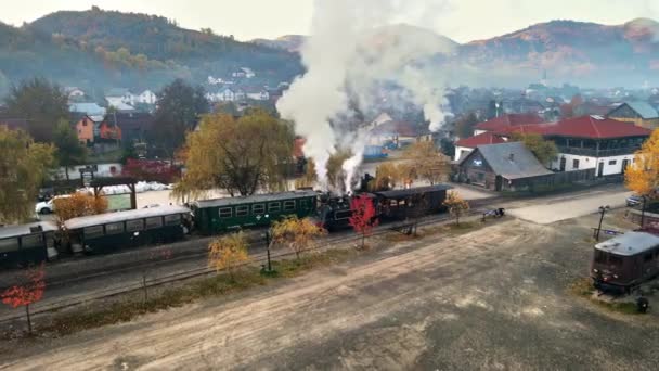 ルーマニアのViseu Susの鉄道駅での巻上げ蒸気機関車Mocanitaの空中ドローンビュー — ストック動画