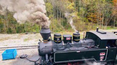 VISEU DE SUS, ROMANIA - 29 Ekim 2021: Buharlı Mocanita treninin hava aracı görüntüsü ve tren istasyonunda bir sürü turist