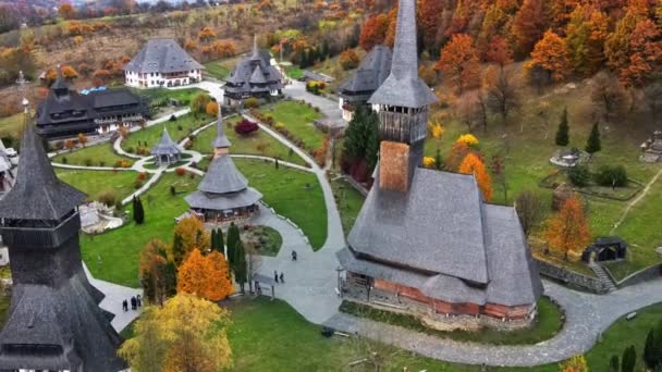 Letecký Pohled Klášter Barsana Rumunsku Hlavní Kostel Další Budovy Návštěvníci — Stock video