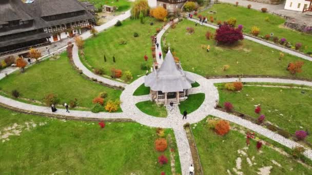 Vista Aérea Del Monasterio Barsana Rumania Patio Interior Con Visitantes — Vídeos de Stock