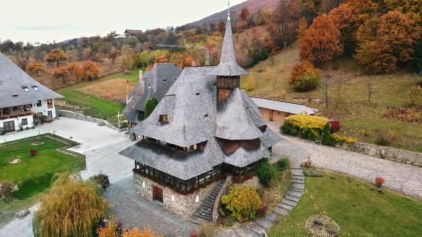 Vedere Aeriană Drone Mănăstirii Barsana România Clădire Dealuri Acoperite Pădure — Videoclip de stoc