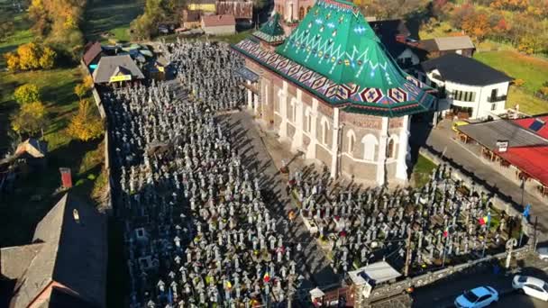 萨帕塔 罗马尼亚 2021年10月29日 罗马尼亚萨帕塔的梅里公墓的空中无人驾驶飞机视图 教堂和多座墓碑 住宅楼 — 图库视频影像