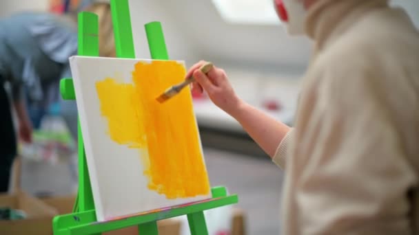 Una Mujer Pintando Cuadro Usando Pincel Estudio Movimiento Lento — Vídeos de Stock