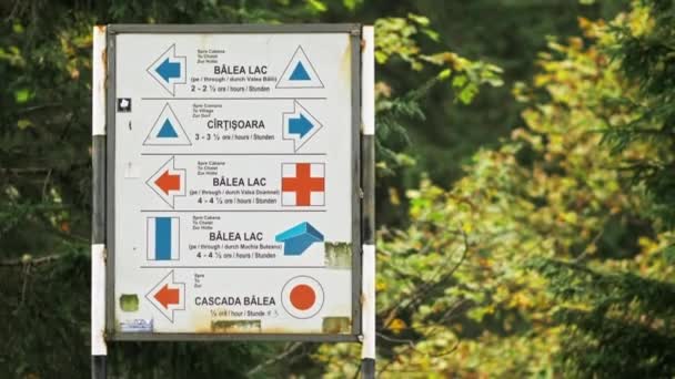 Transfagarasan Rumunsko Října 2021 Vodicí Značka Vodopádu Balea Rumunsku Zeleň — Stock video