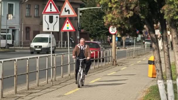 Sighisoara Roménia Outubro 2021 Homem Velho Andando Bicicleta Uma Rua — Vídeo de Stock