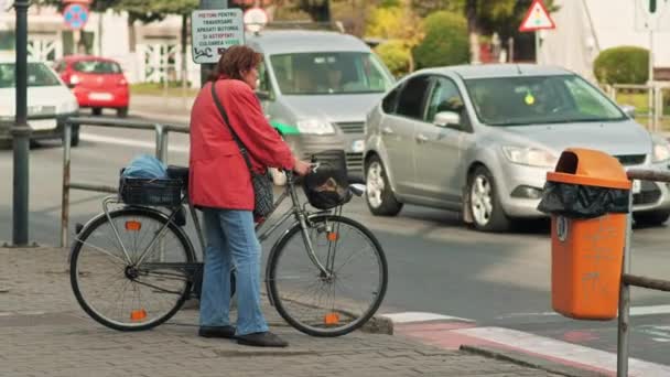 Sighisoara Ρουμανια Οκτωβριου 2021 Μια Ηλικιωμένη Γυναίκα Διασχίζει Δρόμο Ποδήλατο — Αρχείο Βίντεο