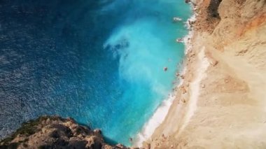 Yunanistan 'ın Zakynthos kentindeki İyon Denizi kıyılarının insansız hava aracı görüntüsü. Rocky cliff, mavi su. Dikey görünüm