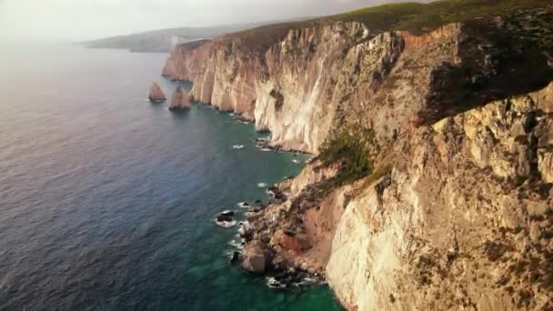 从空中俯瞰希腊Zakynthos的爱奥尼亚海海岸 岩石悬崖 日落时分 — 图库视频影像