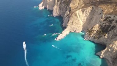 Yunanistan 'ın Zakynthos kentindeki İyon Denizi kıyılarının insansız hava aracı görüntüsü. Rocky Ridge, yüzen tekneler, mavi su