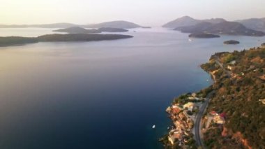 Günbatımında Zakynthos 'ta bir kasabanın hava aracı görüntüsü, Yunanistan. Binalar ve yeşillik, yol, İyon denizi, adalar
