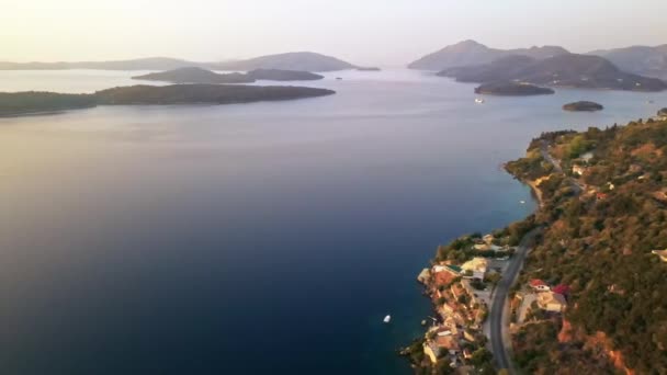 日落时在希腊Zakynthos的一个城镇的无人驾驶飞机图像 建筑物和绿地 爱奥尼亚海 — 图库视频影像