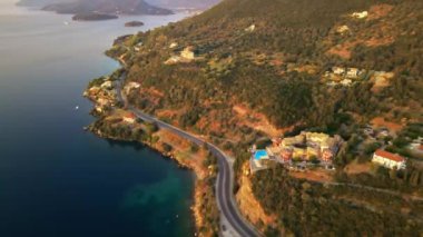 Günbatımında Zakynthos 'ta bir kasabanın hava aracı görüntüsü, Yunanistan. Binalar ve yeşillik, yol, İyon deniz kıyıları