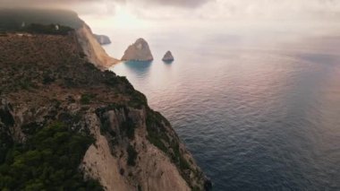 Yunanistan 'ın Zakynthos kentindeki İyon Denizi kıyılarının insansız hava aracı görüntüsü. Kayalık kayalıklar, bitki örtüsü
