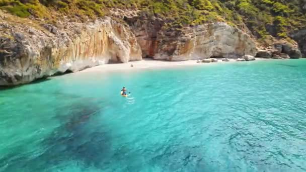 一名男子在希腊Zakynthos海岸附近的船上漂浮的无人驾驶飞机图像 爱奥尼亚海蓝色透明的海水 — 图库视频影像