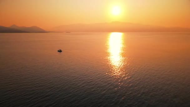 Ηλιοβασίλεμα Στην Ακτή Του Ιονίου Ελλάδα Φωτεινός Ήλιος Ξηρά Στο — Αρχείο Βίντεο
